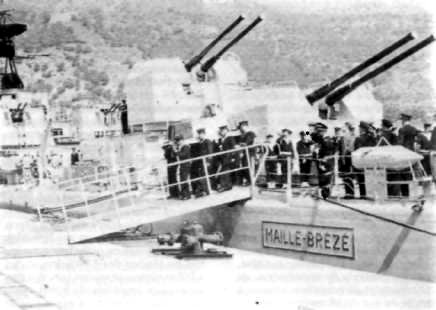 29
avril 1964 : Le cercueil de l'amiral Darlan<BR>est transféré
de l'Amirauté d'Alger<BR>au cimetière marin de
Mers-el-Kébir