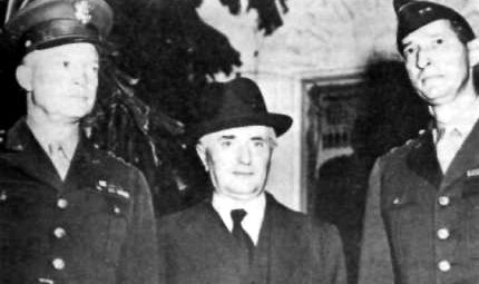 Alger,
novembre 1942 : Le général Eisenhower,<BR>l'amiral
Darlan et le général Clark