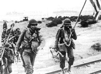 Un élément de la 1ère Division d'Infanterie
U.S. <BR>prend pied sur la plage de Saint-Leu, drapeau <BR>américain
déployé, sans rencontrer de résistance.